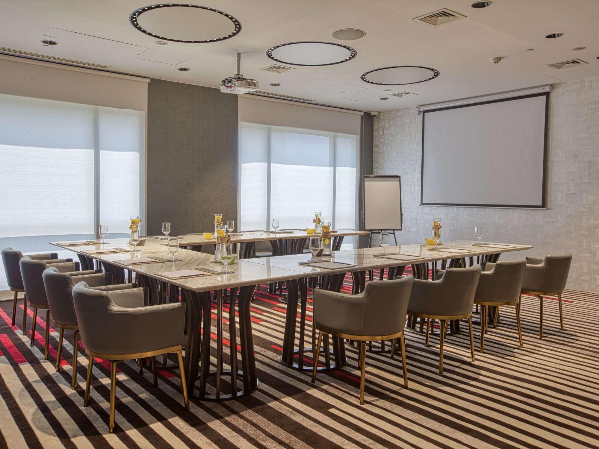 Novotel Suites Manila At Acqua Mandaluyong Dış mekan fotoğraf