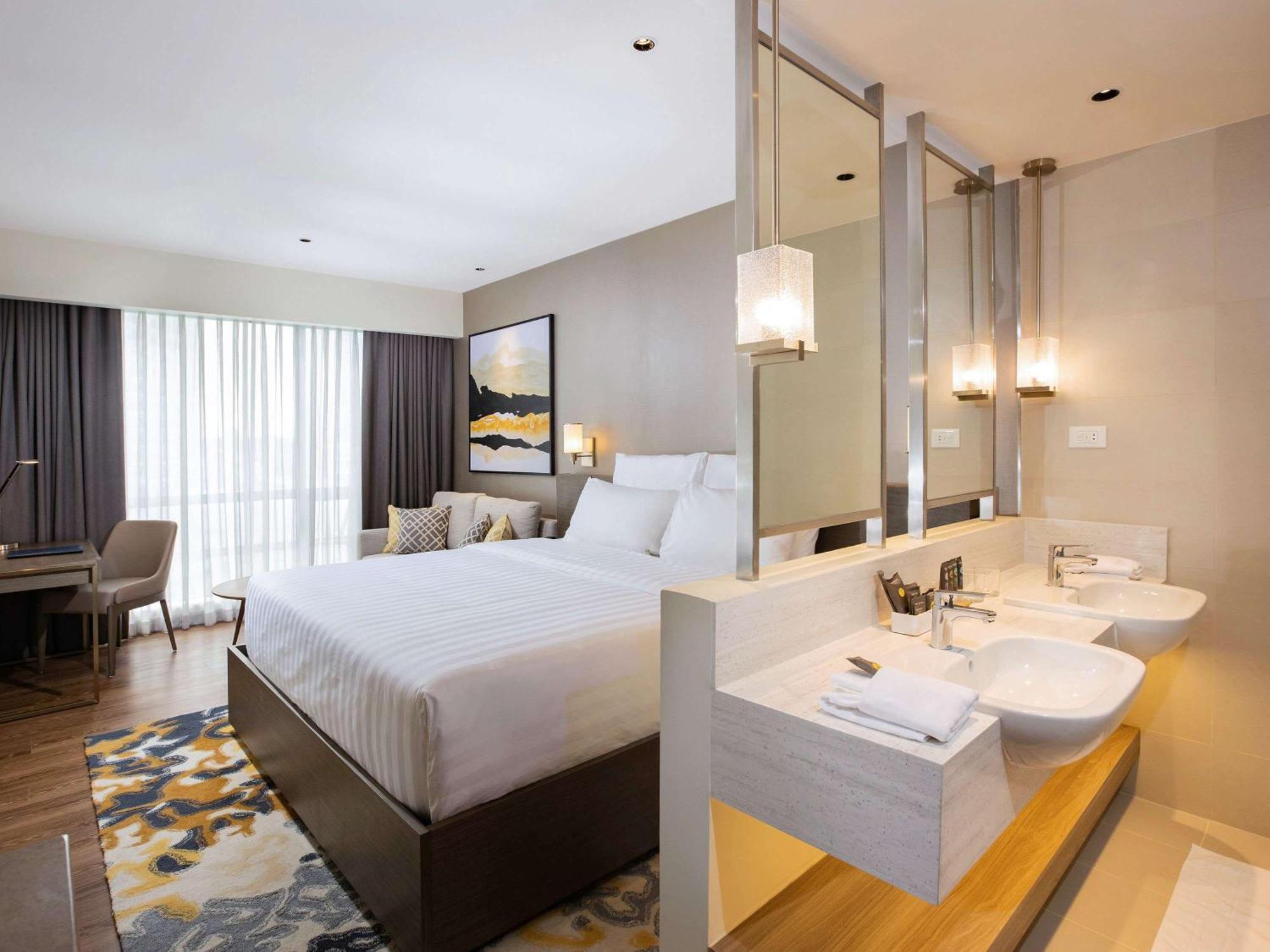Novotel Suites Manila At Acqua Mandaluyong Dış mekan fotoğraf